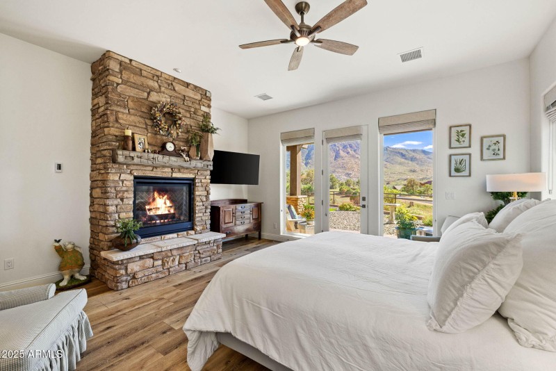 23-Primary Bedroom (2)