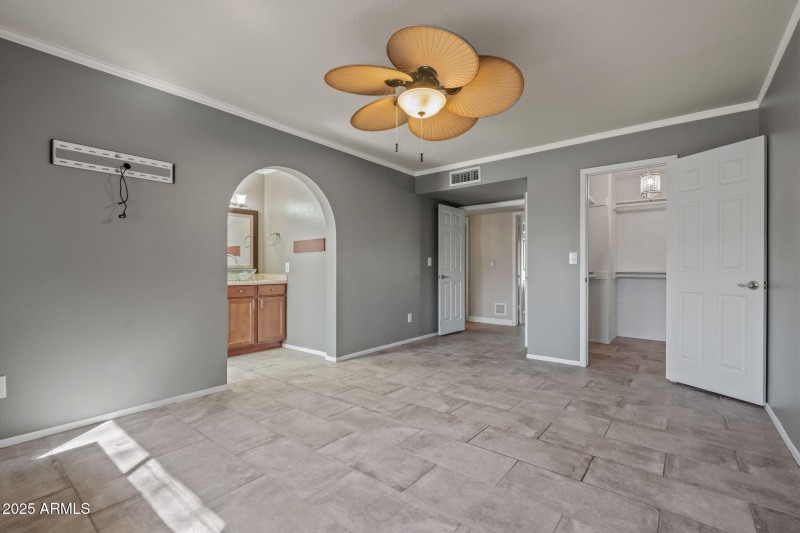 9-web-or-mls-6131 W Desert Hills Dr--24