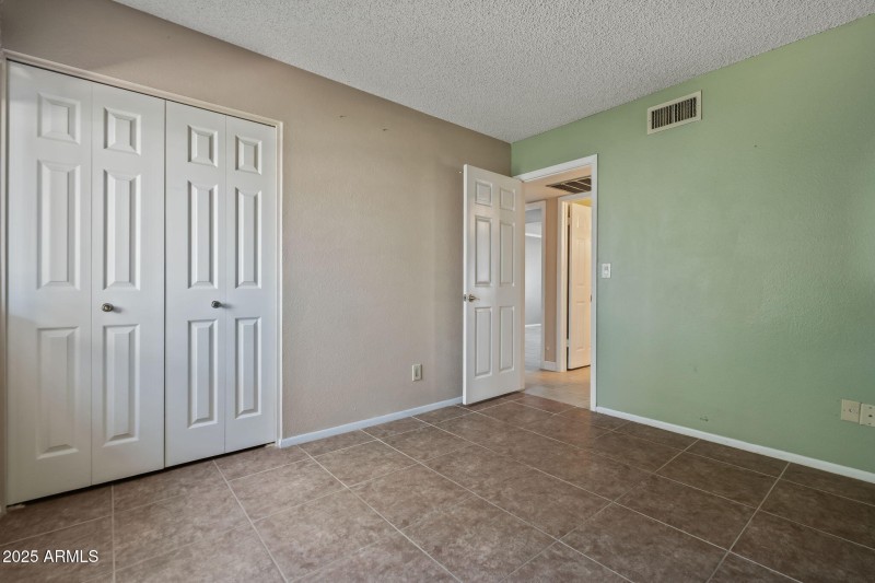 16-web-or-mls-6131 W Desert Hills Dr--31