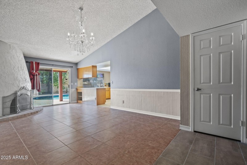 24-web-or-mls-6131 W Desert Hills Dr--33