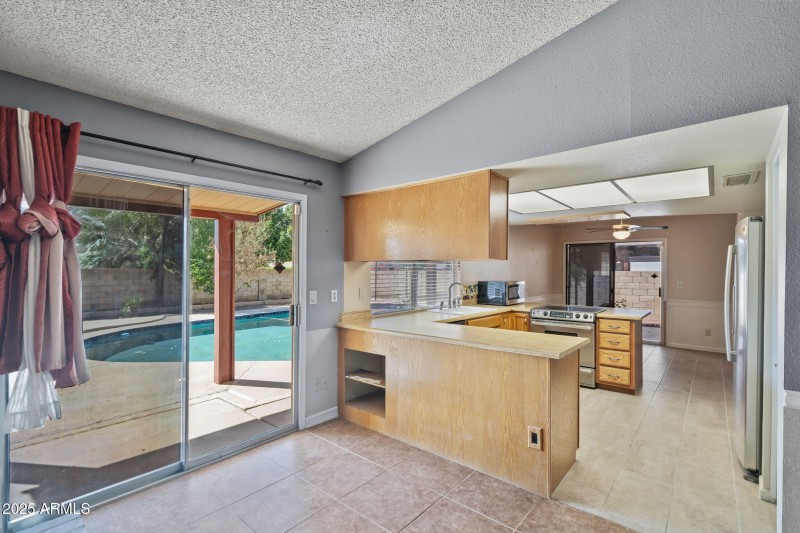 30-web-or-mls-6131 W Desert Hills Dr--45