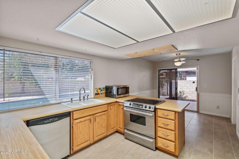 32-web-or-mls-6131 W Desert Hills Dr--47