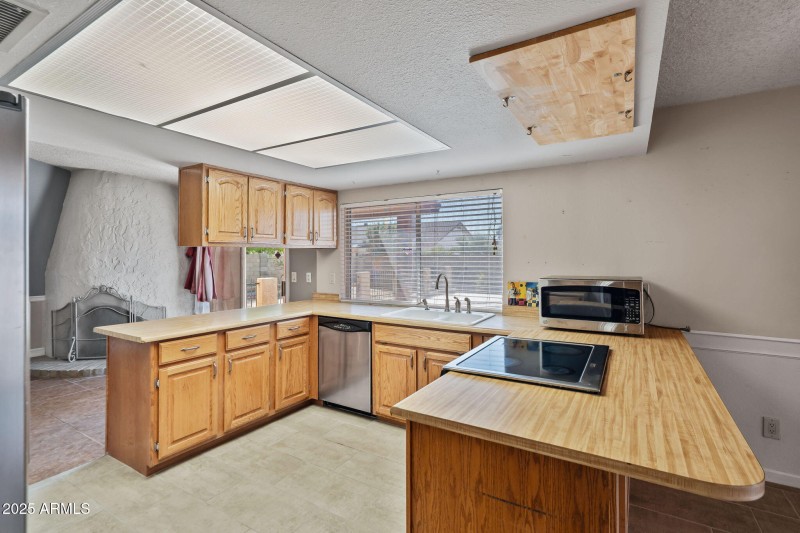 33-web-or-mls-6131 W Desert Hills Dr--48