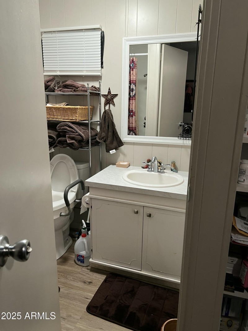 bathroom in 2nd bedroom