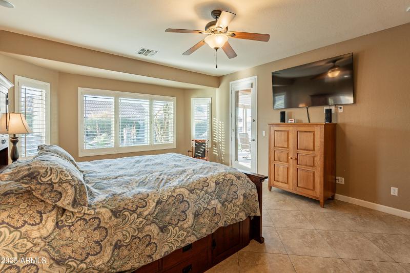 Plenty of room in this primary bedroom