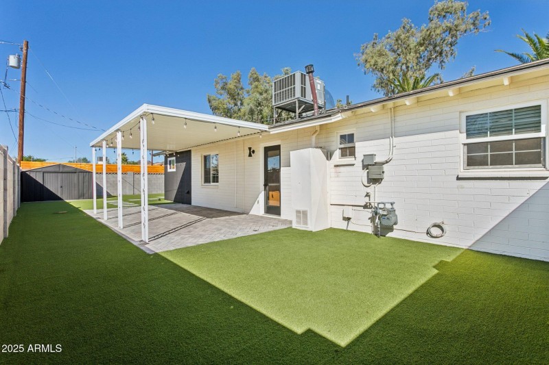 Desert-friendly lawn