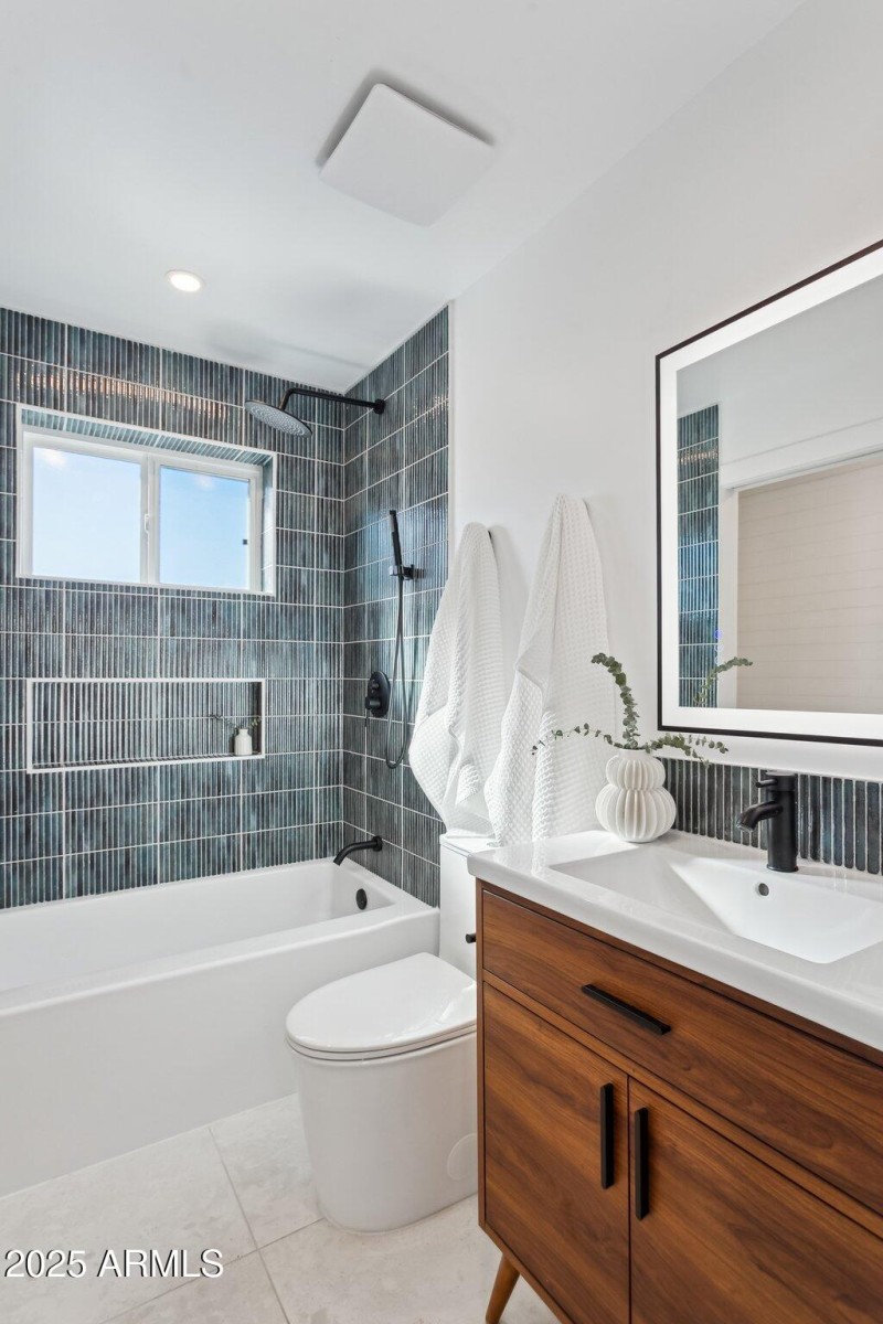 Fluted tile and niche in shower