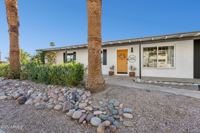 Privacy hedge at front entry