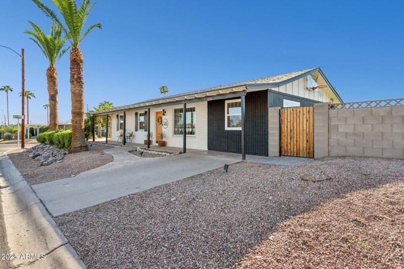 Sprawling front elevation