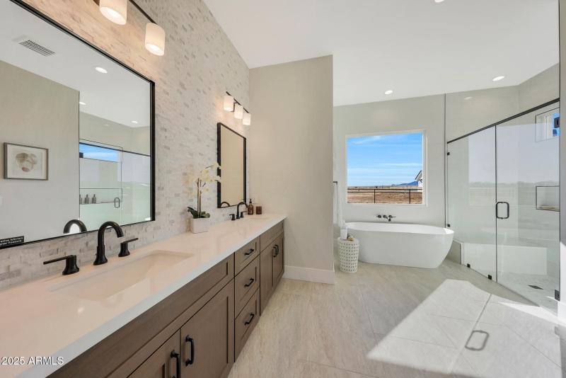 23 Owner's Bath B4-8