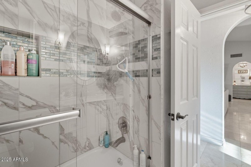 Guest Shower/tub