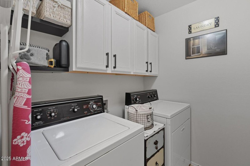 Laundry w/storage