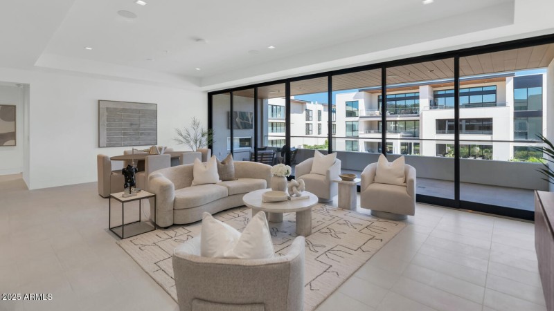 6587 N Palmeraie Blvd-large-006-037-6587