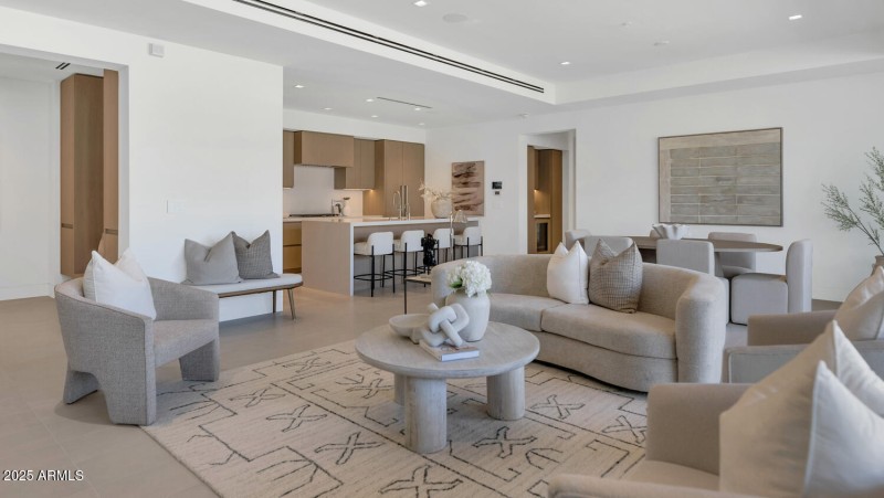 6587 N Palmeraie Blvd-large-008-036-6587