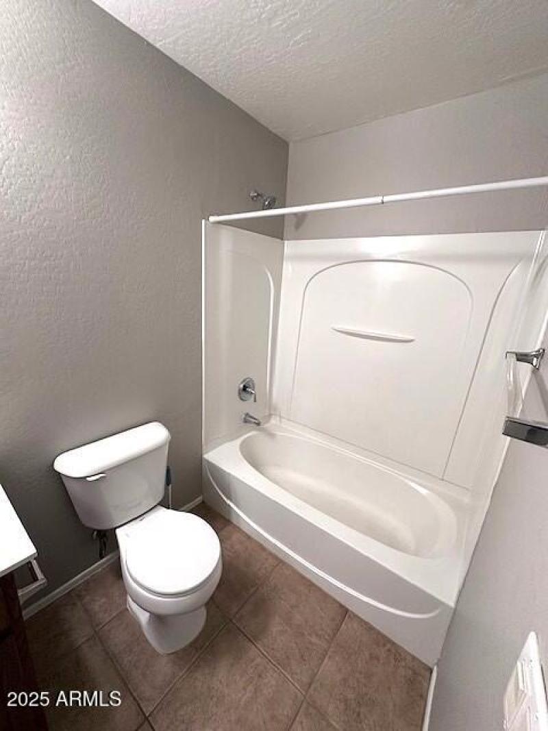 HALL BATHTUB AND SHOWER