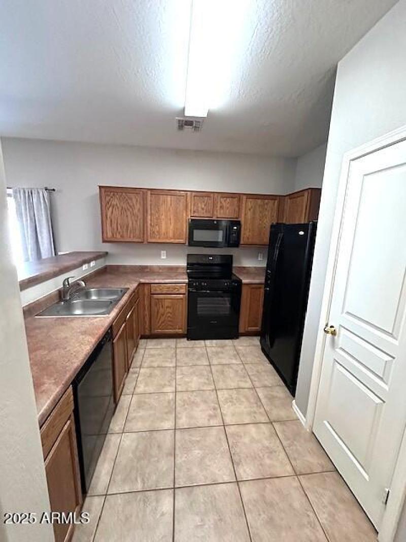NICE SIZE KITCHEN NEW APPLIIANCES