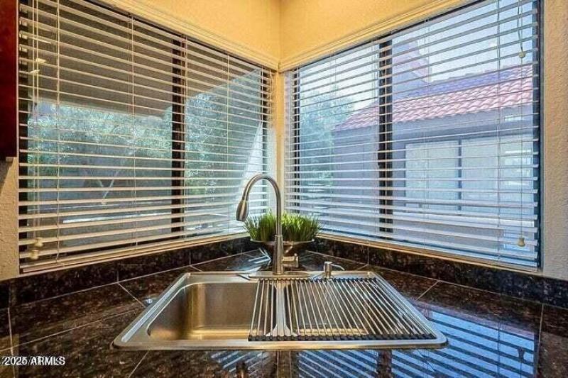 20241012200521915037000000-o