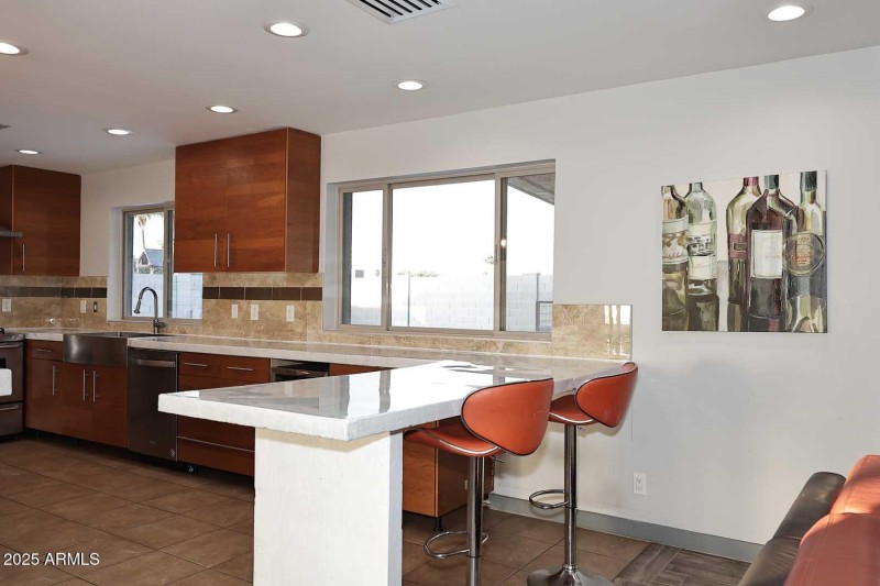 Kitchen-Breakfast Bar