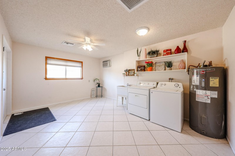 Large Laundry/Bonus Room