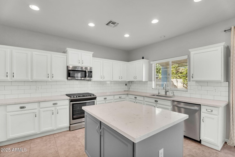 12-web-or-mls-11106 E Serafina Ave-11