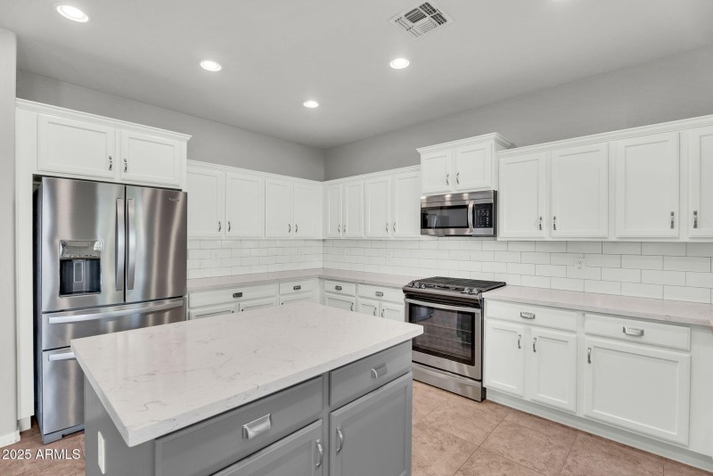 13-web-or-mls-11106 E Serafina Ave-12