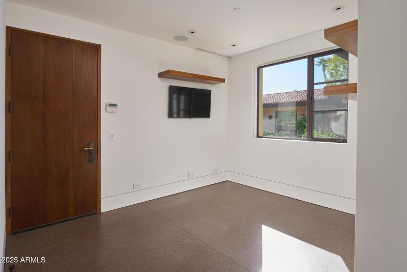 Secondary office/Mudroom