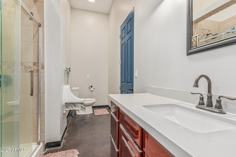 en suite/ guest bath