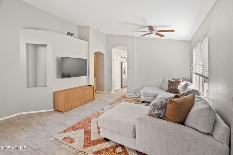 1046 W Tremaine Ave-13