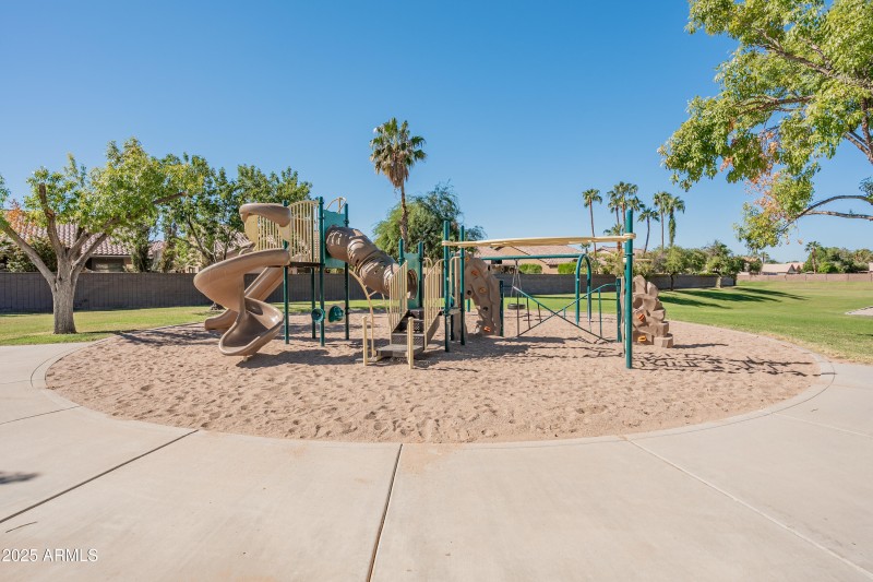 1046 W Tremaine Ave-39