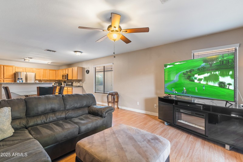 16_2113 w nancy ln-16