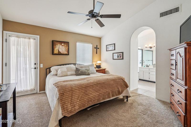 18-web-or-mls-E Glenpoint Dr-S0910-018