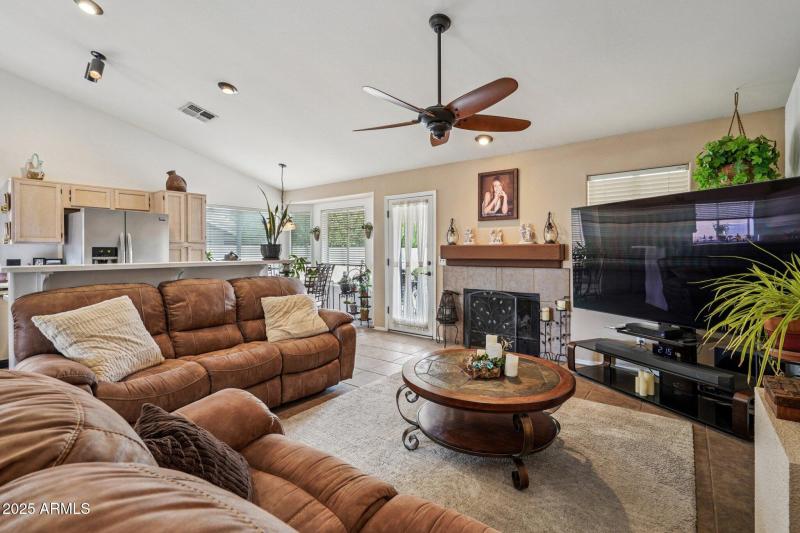 10-web-or-mls-E Glenpoint Dr-S0910-010