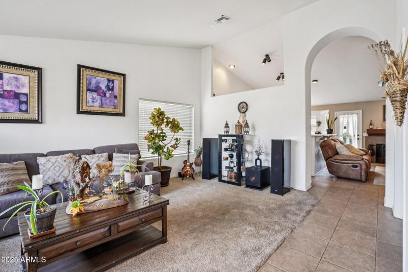 5-web-or-mls-E Glenpoint Dr-S0910-005