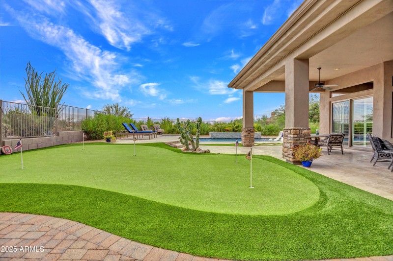 5 hole Putting Green