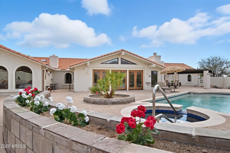 Flower bed behind pool