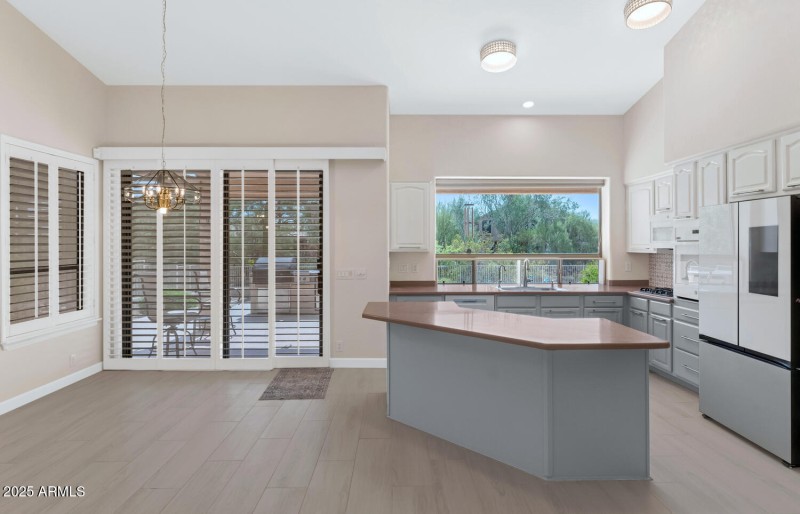 6751 E Duane Ln-large-013-027-6751 E Dua