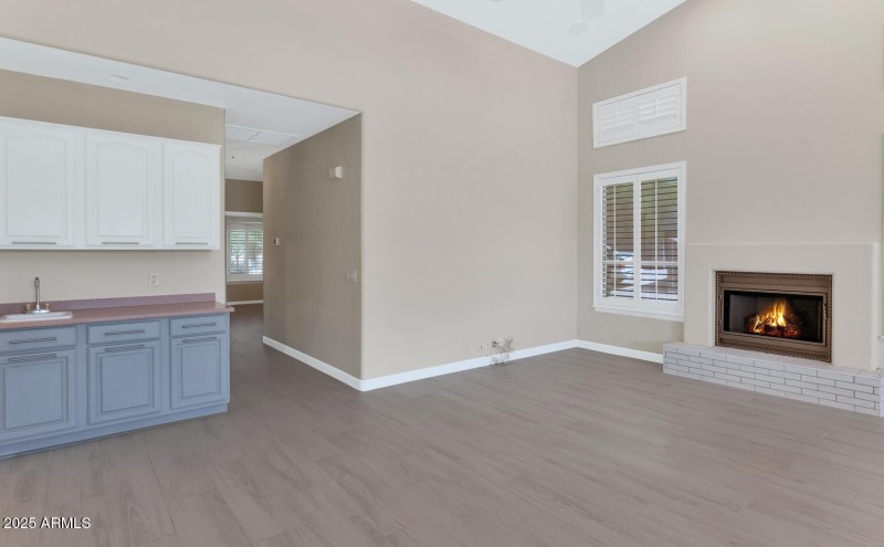 6751 E Duane Ln-large-019-031-6751 E Dua