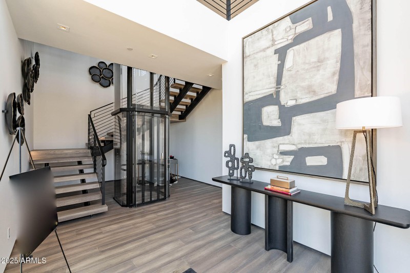 006_ENTRY AND ELEVATOR