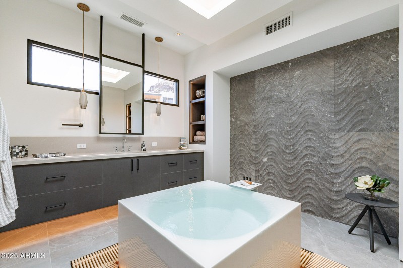 032_PRIMARY BATHROOM