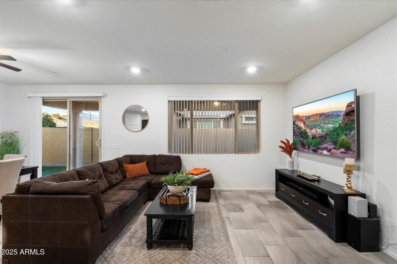 06-Spacious Living area