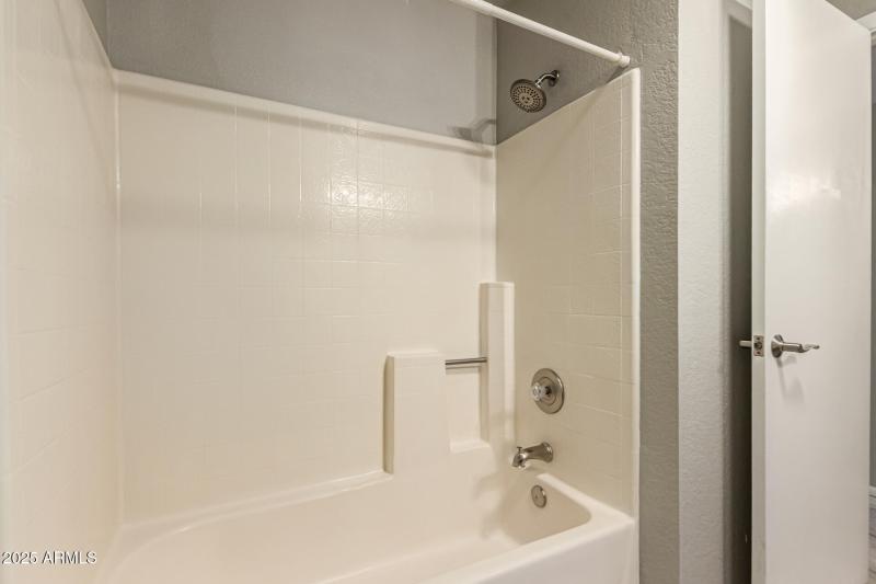 2nd Hallway Bathroom/Tub