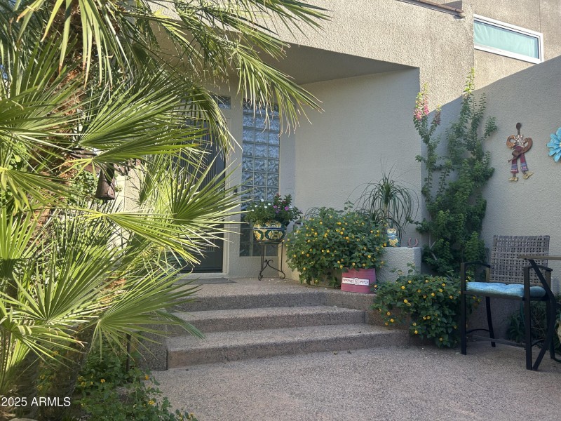 ENTER TO PRIVATE COURTYARD