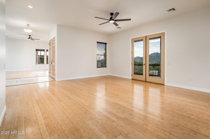 9219 N 16th Pl - MLS-15