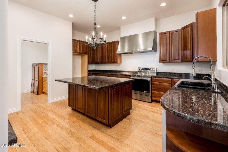 9219 N 16th Pl - MLS-16