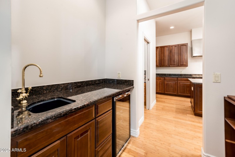 9219 N 16th Pl - MLS-21