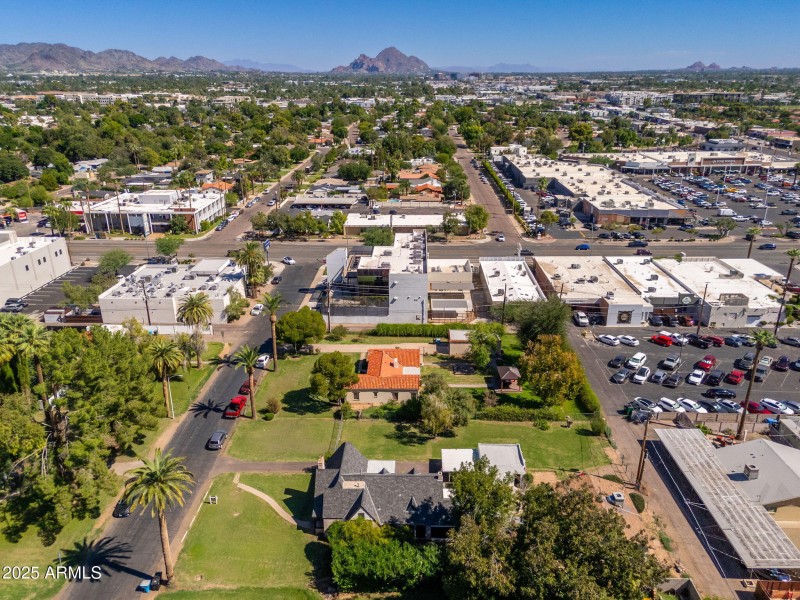 Close to top notch shopping and dining