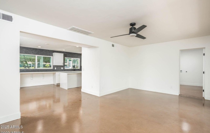 4729 LV room to kitchen view