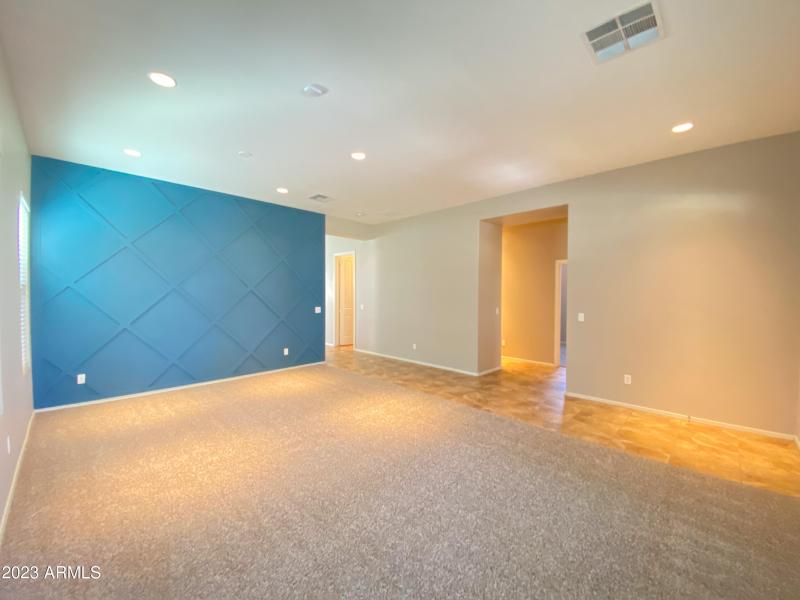 4442 N Jackson Ct-Family