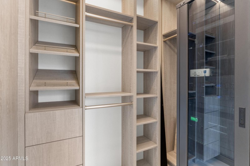 048_Closet
