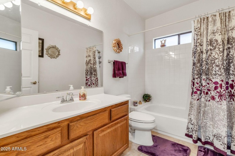 Upstairs main full bath